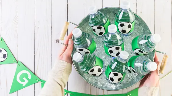 Botte sett ovenfra, fylt med vannflasker med fotballmerke på