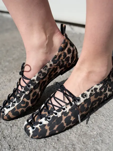 Damebenmed flate sko med leopardmønster