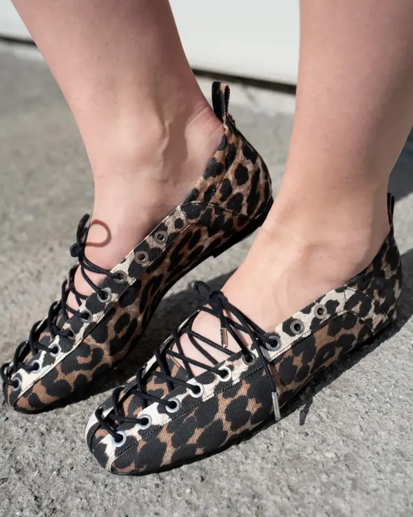 Damebenmed flate sko med leopardmønster