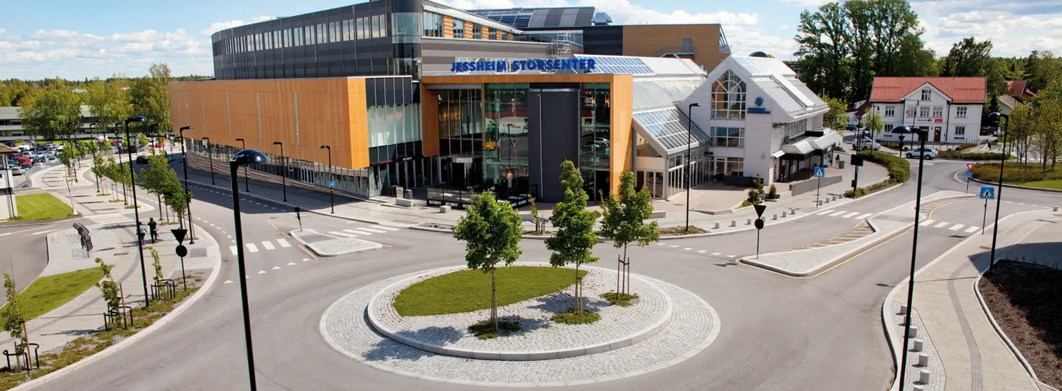 Fasadebilde av Jessheim Storsenter viser rundkjøringen utenfor senteret 