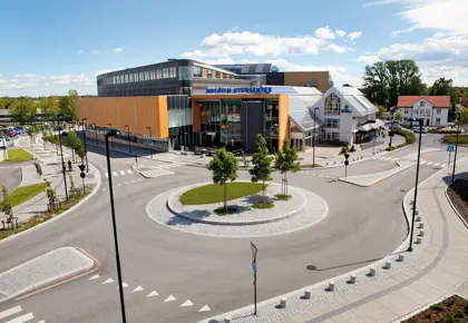 Fasadebilde av Jessheim Storsenter viser rundkjøringen utenfor senteret 