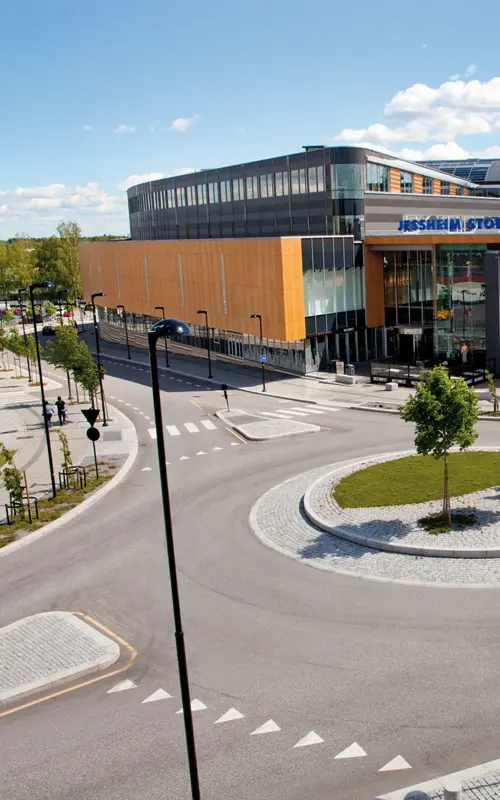Fasadebilde av Jessheim Storsenter viser rundkjøringen utenfor senteret 