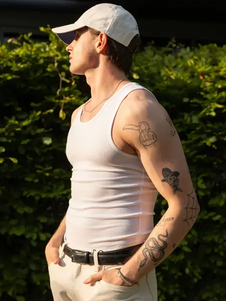 Mann som står i solen