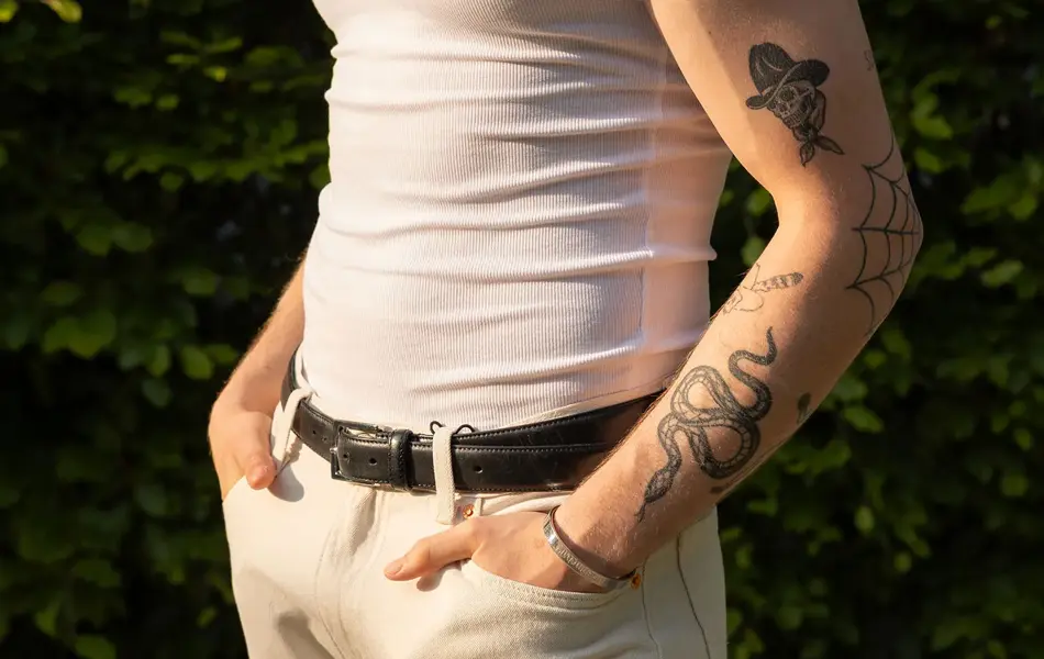 Mann som står i solen