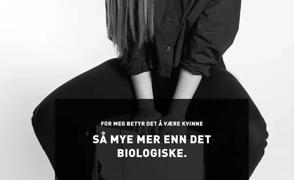Utsnitt av kvinne med lyst hår som sitter på en høy krakk og utsagnet For meg betyr det å være kvinne så mye mer enn det biologiske.