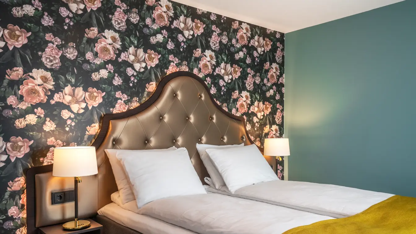 Blomstertapetvegg, dobbeltseng