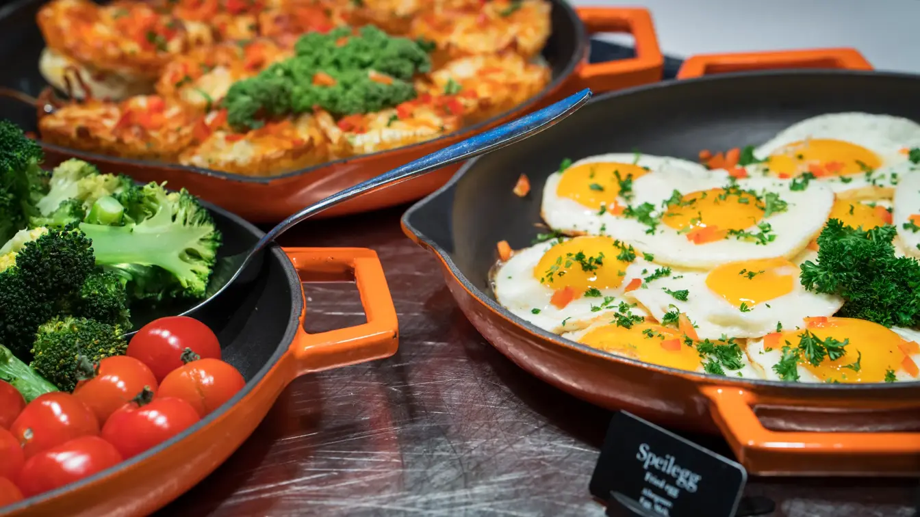 Deilig fersk brokkolig og tomat til venstre, og nydelige speilegg til høyre