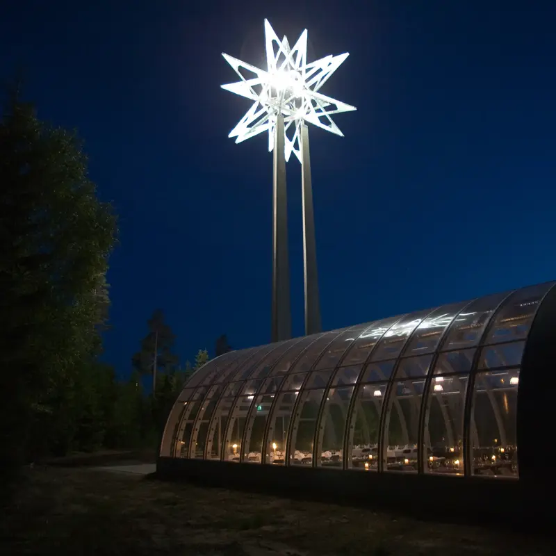 Fasadebilde kveld med stjernen på Gardermoen som lyser opp op himmelen på Kepler Restaurant på Thon Hotel Oslo Airport