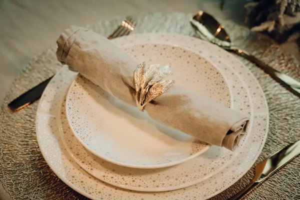 grand cru moments servise fra rosendahl, linservietter og serviettring oppå, pent bestikk ved siden av