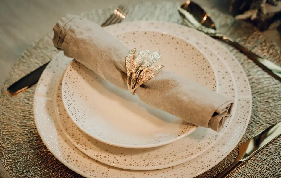 grand cru moments servise fra rosendahl, linservietter og serviettring oppå, pent bestikk ved siden av