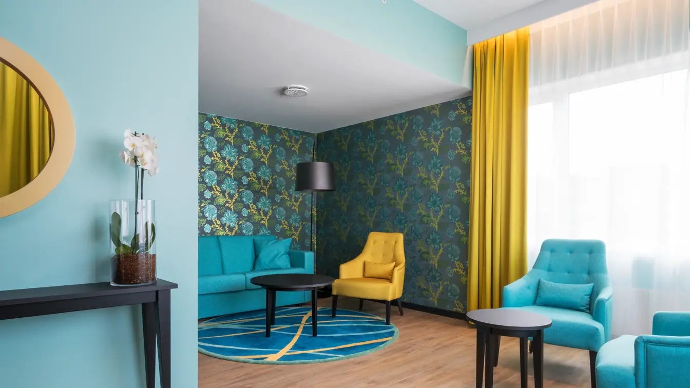 Suite med sofa, TV, lenestol og gardiner