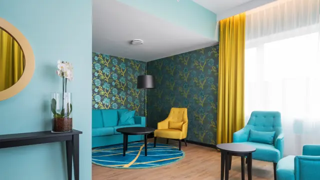 Suite med sofa, TV, lenestol og gardiner