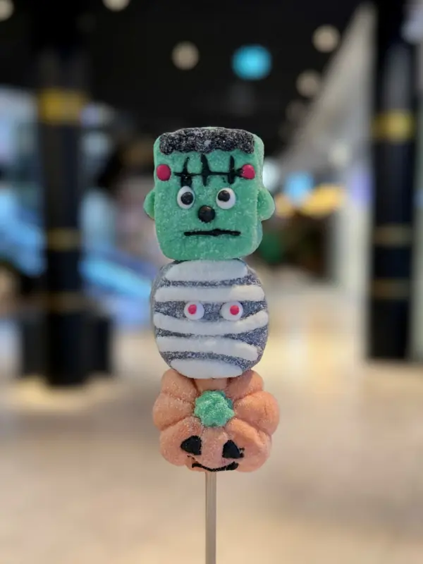 skummelt godteri på pinne, frankensteins monster, mumie og gresskar