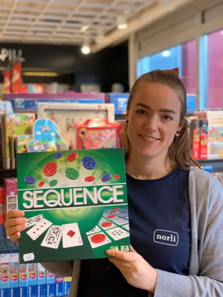 ansatt hos norli viser frem sequence-spillet