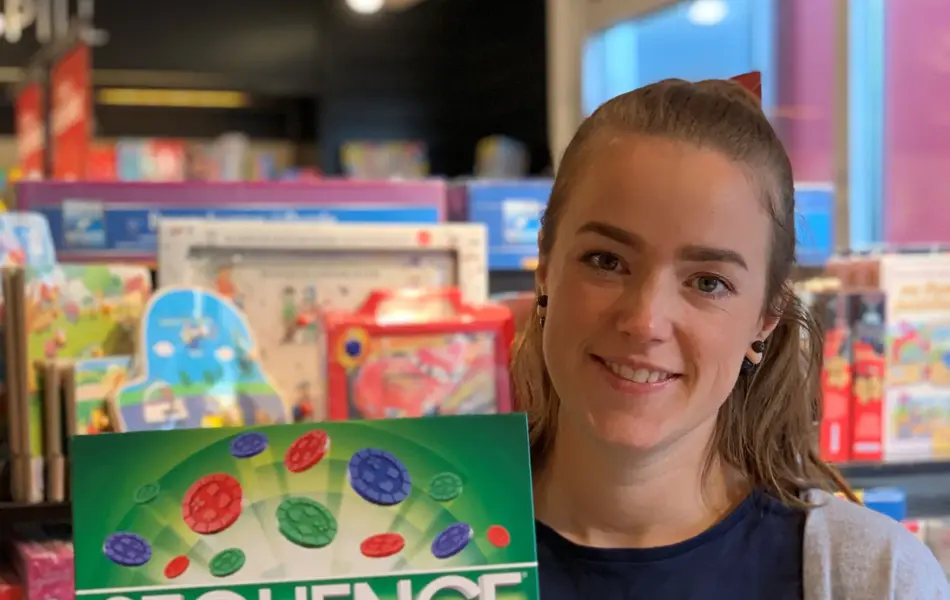 ansatt hos norli viser frem sequence-spillet