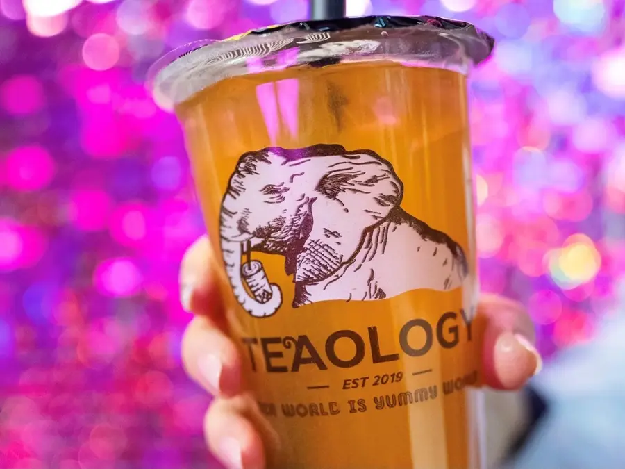 Et drikkebeger med orange "buble-tea"