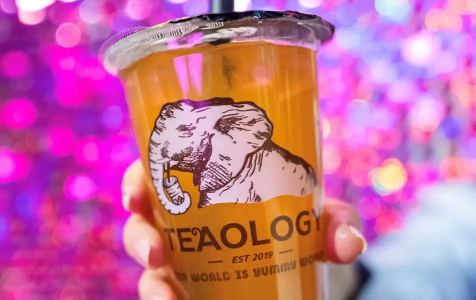 Et drikkebeger med orange "buble-tea"