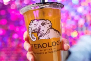 Et drikkebeger med orange "buble-tea"