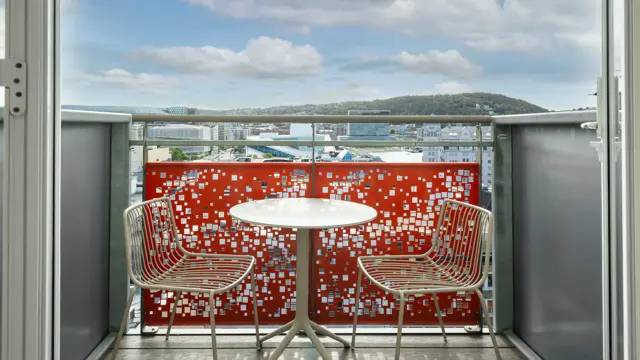 Balkong med to stoler og bord på junior suite