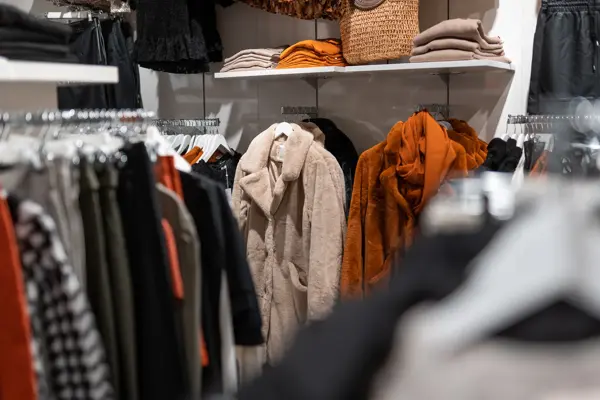 ulike høstklær opphengt på stativ