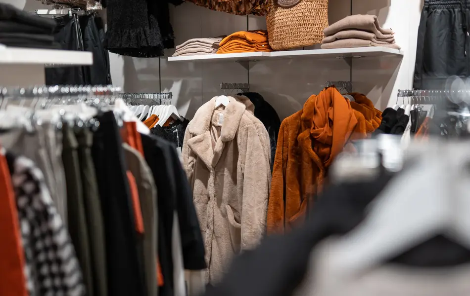 ulike høstklær opphengt på stativ