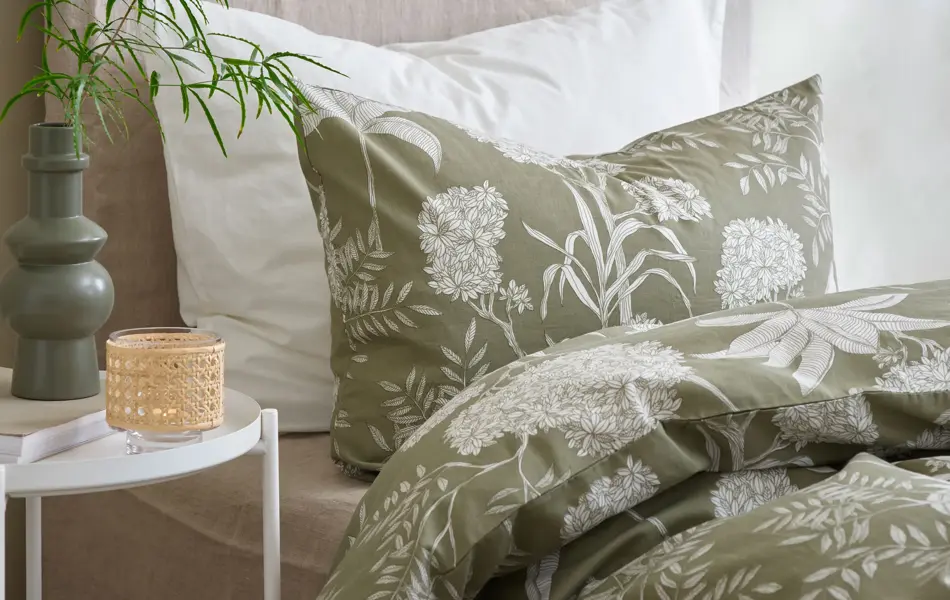 grønt og hvitt sengesett med planter