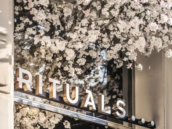 Skiltet til Rituals med blomstrende tre i bakgrunn