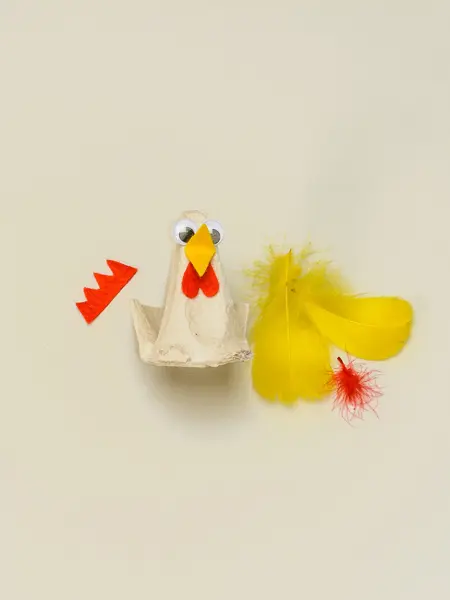 En eggekartong omgjort til en høne som mangler vinger og hanekam