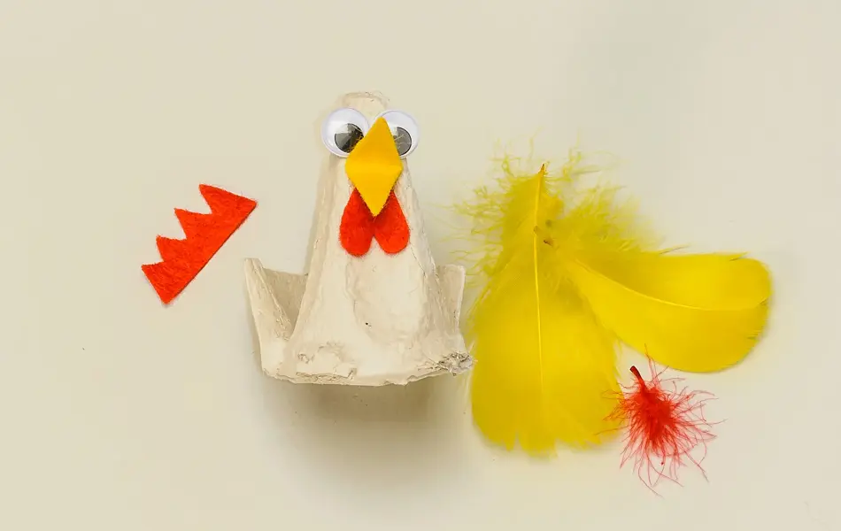 En eggekartong omgjort til en høne som mangler vinger og hanekam