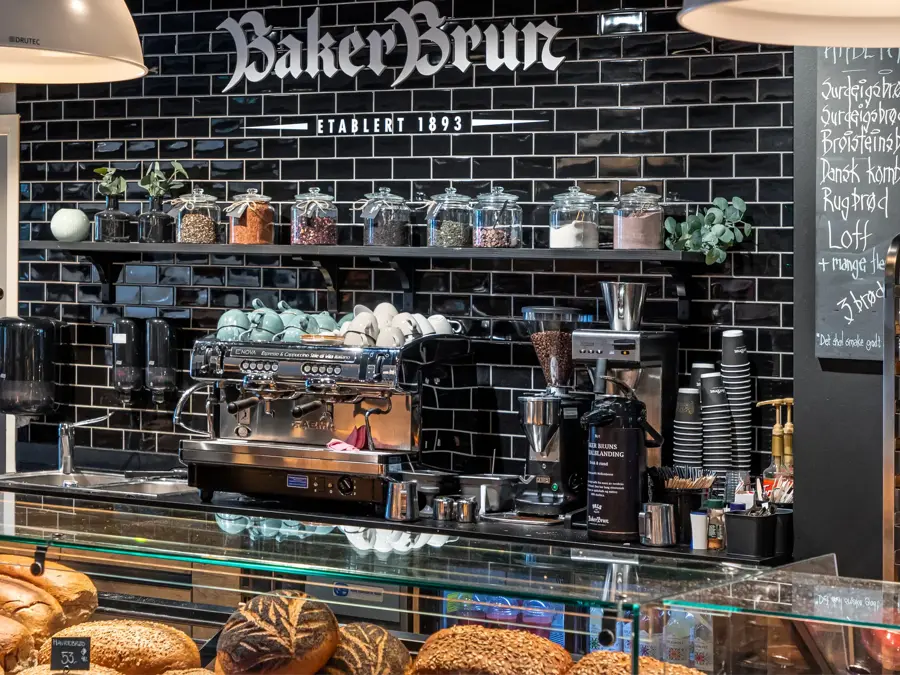 brøddisk og kaffemaskin hos baker brun