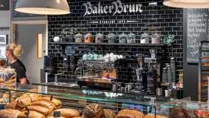 brøddisk og kaffemaskin hos baker brun