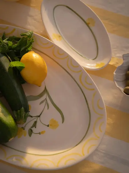 Serveringsfat med sitron og squash på