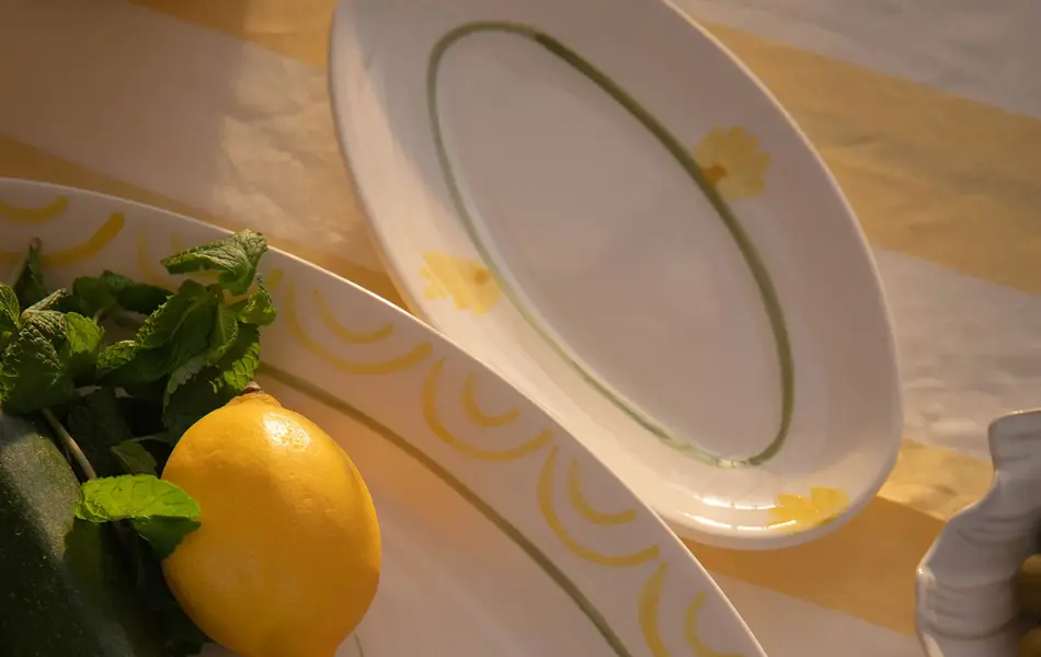 Serveringsfat med sitron og squash på