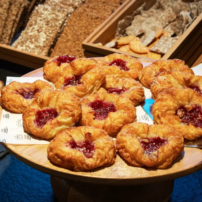 Frokostbuffet, bakst og brødstasjon