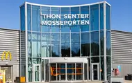 Thon Senter Mosseporten fasade, inngang med logo over.