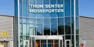 Thon Senter Mosseporten fasade, inngang med logo over.