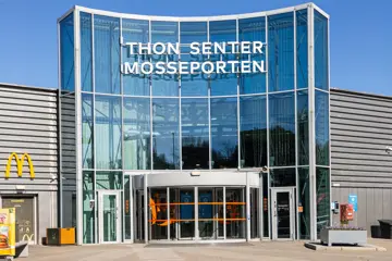 Thon Senter Mosseporten fasade, inngang med logo over.