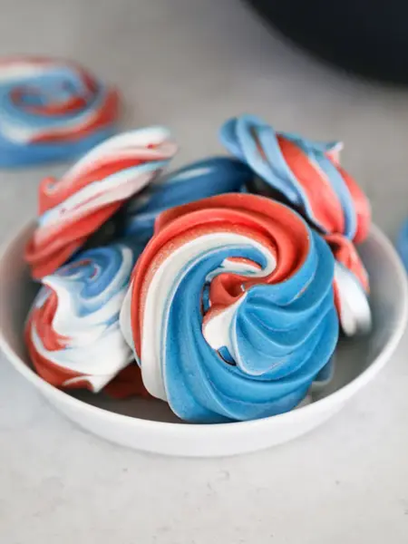 Pikekyss i 17. mai-farger i en hvit bolle