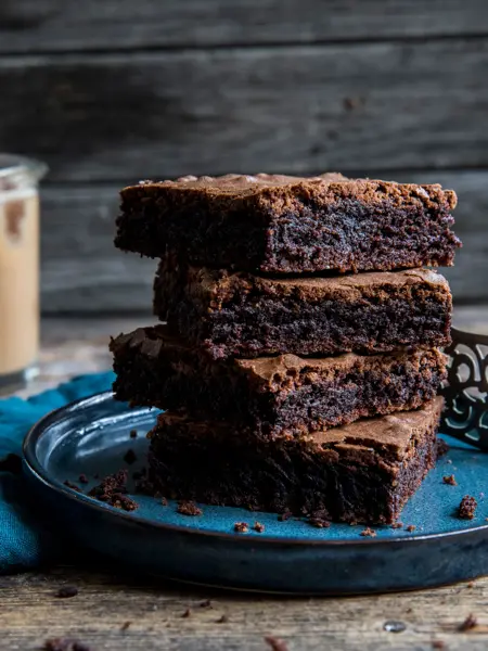 Fat med fire browniesbiter stablet oppå hverandre