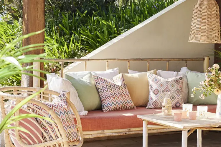 Enten du styler sofaen for en avslappende kveld hjemme, til besøk eller til visning – her får du tips og inspirasjon for å skape en perfekt balanse med pynteputene. Tekst og foto: Princess