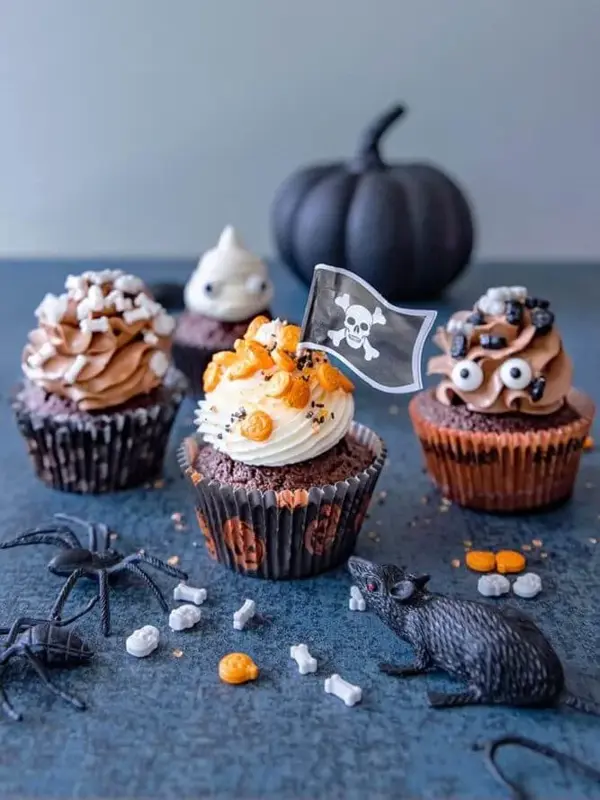 Muffins med Halloween-pynt og topping