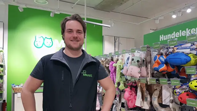 Butikkansatt Stig står inne hos Musti