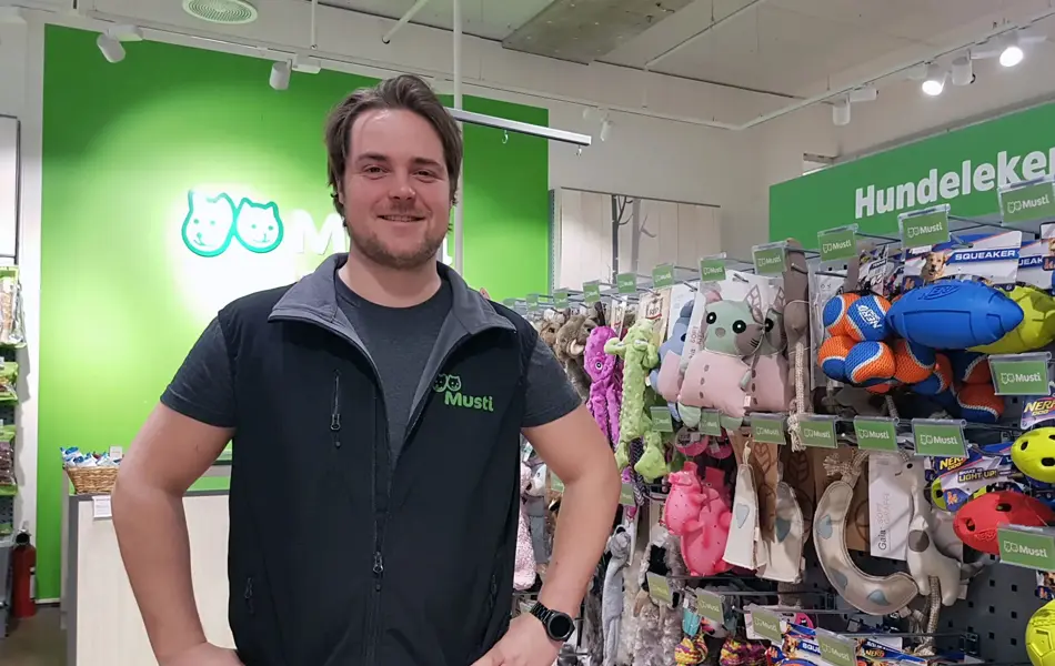 Butikkansatt Stig står inne hos Musti