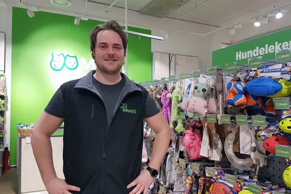 Butikkansatt Stig står inne hos Musti