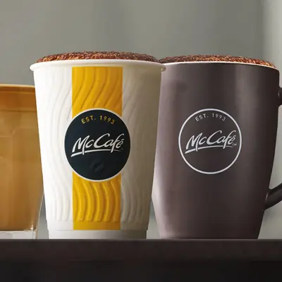 Kaffekopp og pappkopp med kaffe fra McCafé