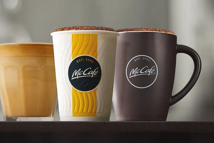 Kaffekopp og pappkopp med kaffe fra McCafé
