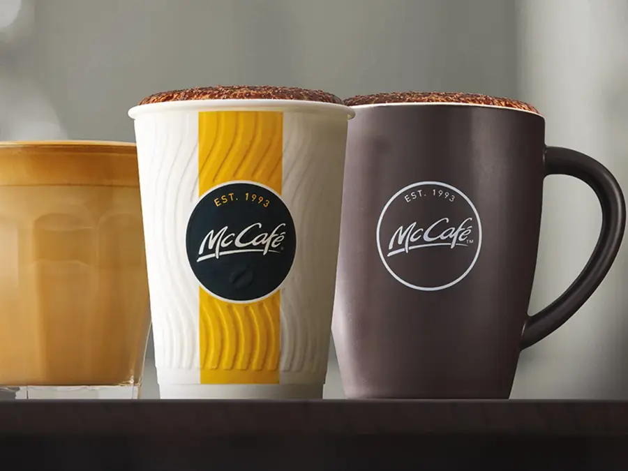 Kaffekopp og pappkopp med kaffe fra McCafé