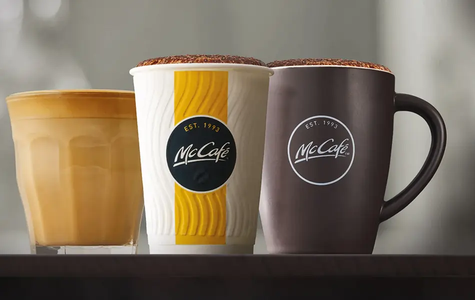 Kaffekopp og pappkopp med kaffe fra McCafé