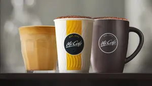 Kaffekopp og pappkopp med kaffe fra McCafé