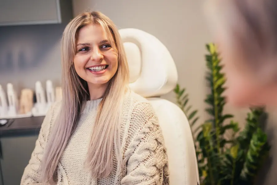 Smilende jente i behandlingsstol hudpleiesalongen Olio